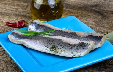 Dereotu ile ringa balığı filetosu