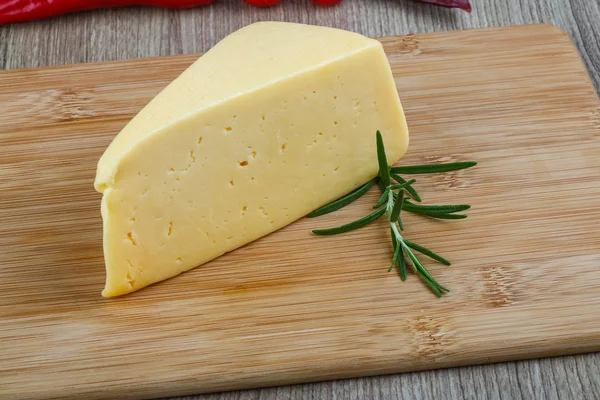 Sarı peynir üçgen — Stok fotoğraf