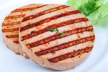 Salata yaprakları ile ızgara fishcake