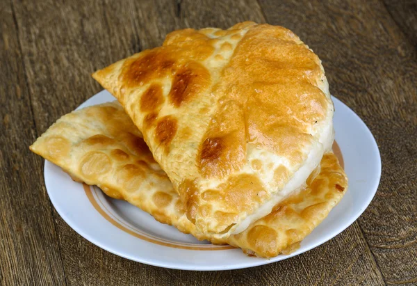 Kaukasiska rätter Cheburek — Stockfoto