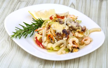 Pişmiş deniz kokteyl