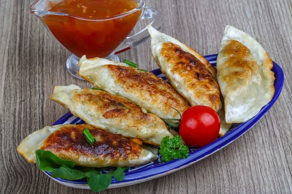 Gyoza med söt sås — Stockfoto