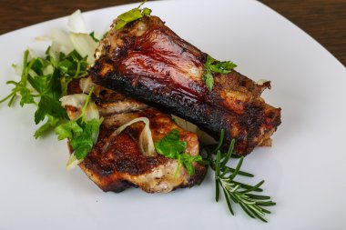 Izgara domuz pirzolası.