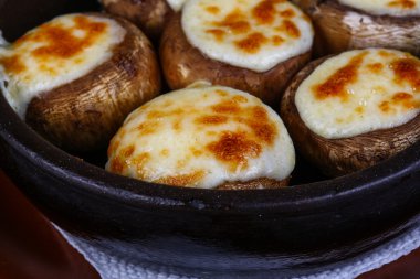 Peynir ile doldurulmuş champignon
