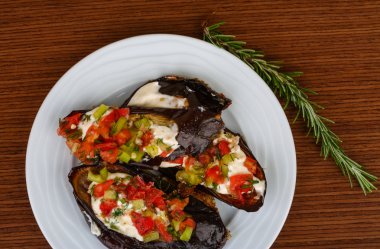 ızgara patlıcan domates ile