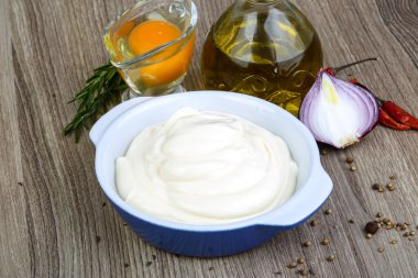 Çiğ yumurta mayonez sos