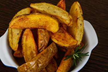 Biberiyeli kızarmış patates.