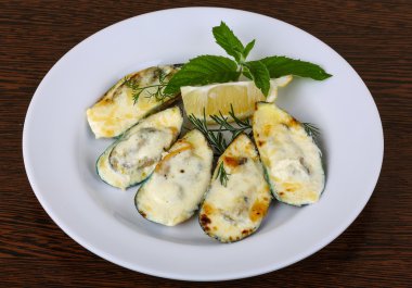 Krema sos destekli midye