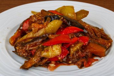 Otlar ile kavrulmuş sebze