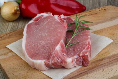 pişmemiş domuz biftek