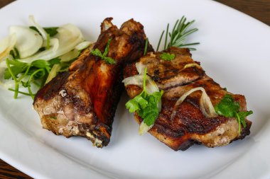 Izgara domuz pirzolası.