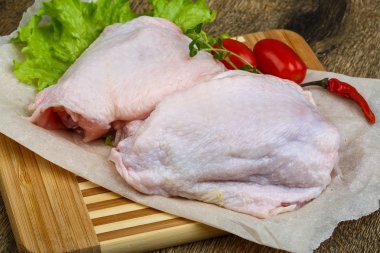 Çiğ tavuk bacağı.