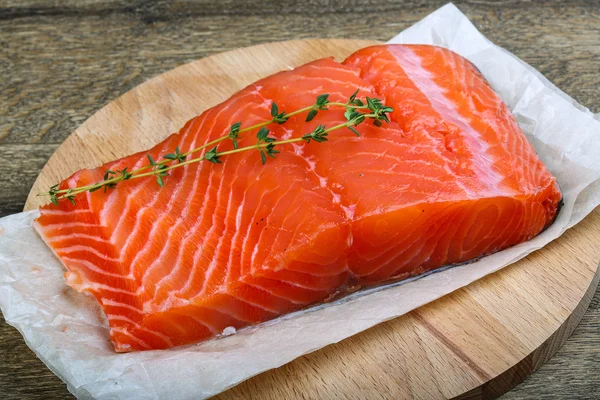 Filé de salmão servido tomilho fresco — Fotografia de Stock
