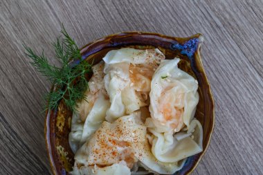 Karides wanton dereotu yaprakları ile