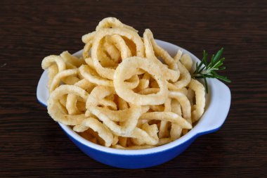 Kızarmış soğan halkaları.