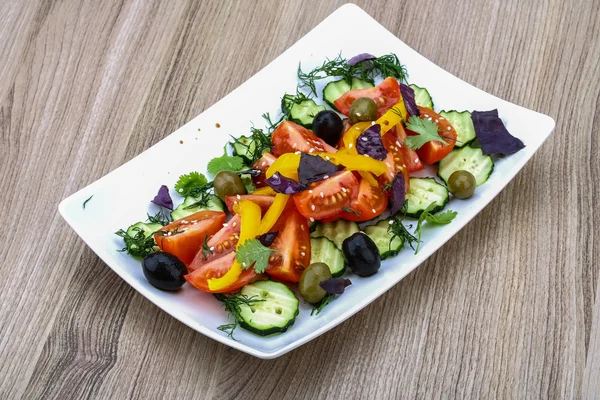 Salada com tomate, pepino e azeitonas — Fotografia de Stock