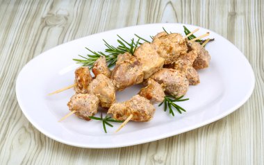 Rosemary ile tavuk şiş