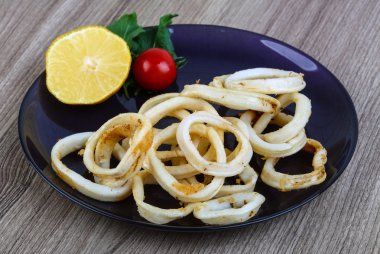 Kızarmış kalamar halkaları