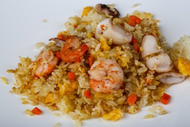 Kızarmış pilav ve deniz ürünleri.