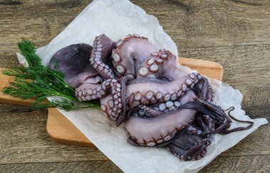 Ahşap yüzey üzerinde ham ahtapot