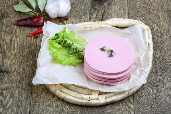 Wurstscheiben mit Salatblättern — Stockfoto