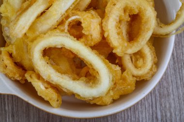 Kızarmış kalamar halkaları