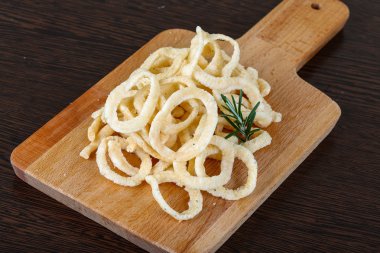 Kızarmış soğan halkaları.