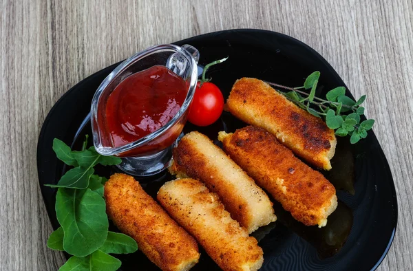 Bastoncini di formaggio con salsa — Foto Stock