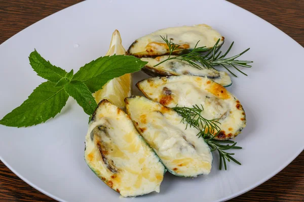 Mussels backed in cream sauce — Stock Photo, Image