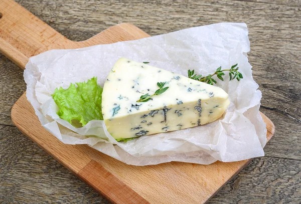 Синий сыр с тимьяном — стоковое фото