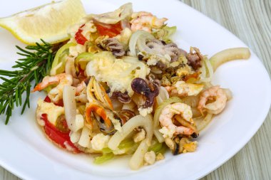 Pişmiş deniz kokteyl