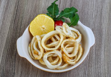 Kızarmış kalamar halkaları