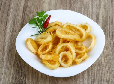 Kızarmış kalamar halkaları