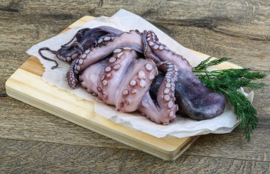 Ahşap yüzey üzerinde ham ahtapot