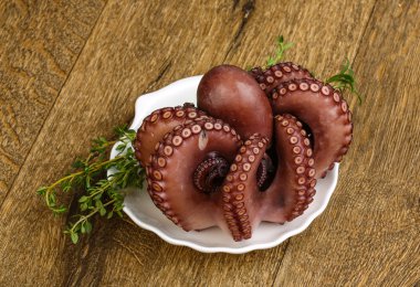 Herb ile haşlanmış ahtapot