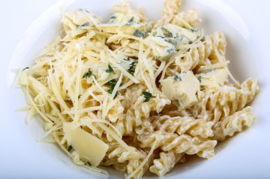 Makarna ile çeşitli peynirler