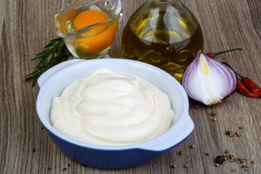 Çiğ yumurta mayonez sos