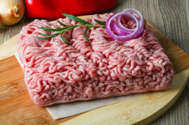 çiğ kıyılmış domuz eti