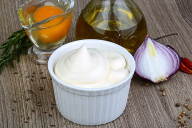 Çiğ yumurta mayonez sos