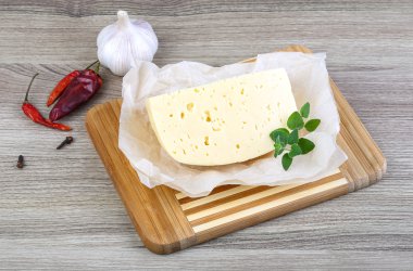 Otlar ile yuvarlak peynir parçası