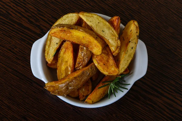 Жареный картофель с укропом — стоковое фото