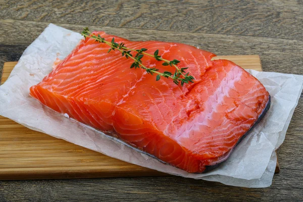 Filete de salmón servido tomillo fresco —  Fotos de Stock