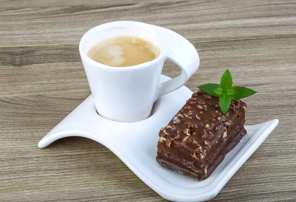 Torta con caffè servito foglie di menta — Foto Stock