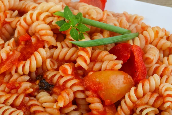 Pasta con pomodoro e foglie di basilico — Foto Stock