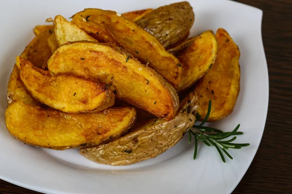 Жареный картофель с укропом — стоковое фото