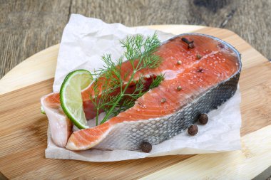 Çiğ somon bifteği