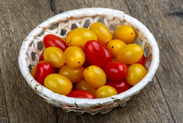 Tomates cereza amarillos y rojos — Foto de Stock