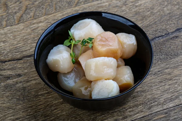 Raw scallops with thyme — Stock Photo, Image