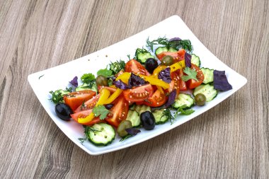 Domates, salatalık ve zeytin salatası