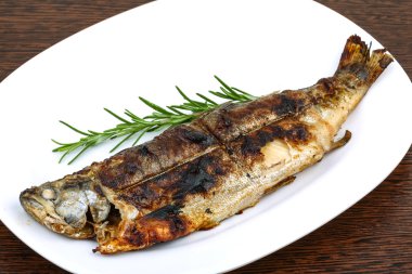 lezzetli kızarmış alabalık